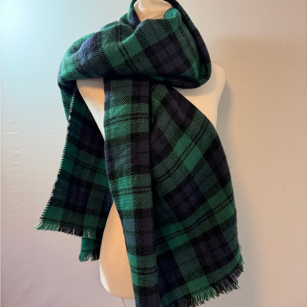 D&Y Unisex Plaid Scarf in Green and Black